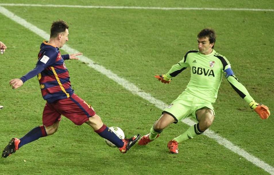 Messi in azione contrastato dal portiere del River Marcelo Barovero (Epa)